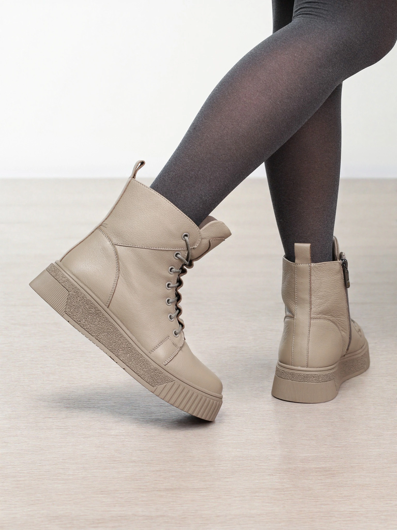 Ботинки бежевого цвета на средней платформе